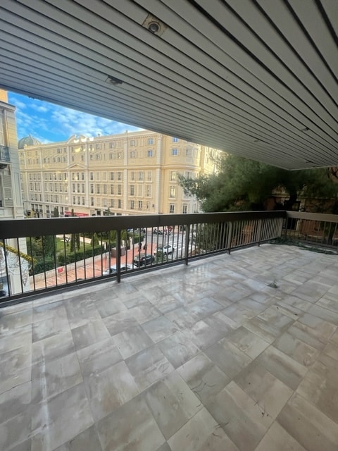 Spacious 2-room renovated at Park Palace with a terrace for a total of 78m2!